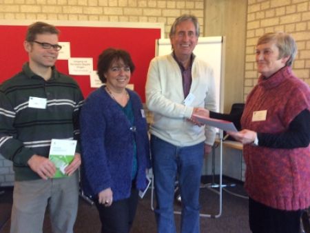 Gruppenleitung-Arbeitstagung - Urkundenübergabe durch Verbandsvorsitzende Karen Sprenger