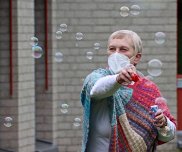 Vorstandsvorsitzende Karen Sprenger im Freien mit Maske