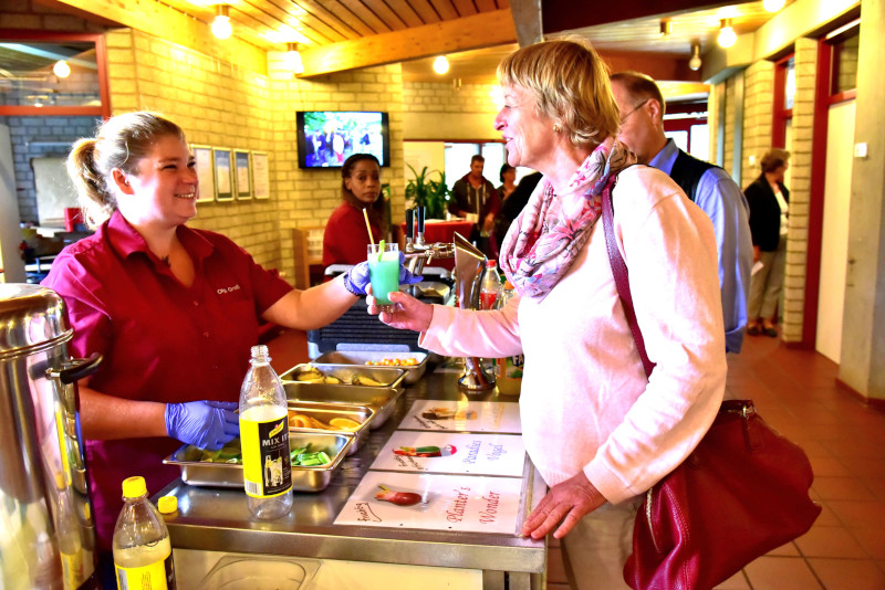 Mocktails, Alkoholfreie Cocktails, werden ausgeschenkt