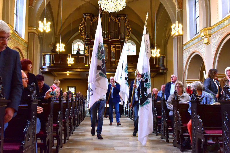 Bannerträger im Gottesdienst